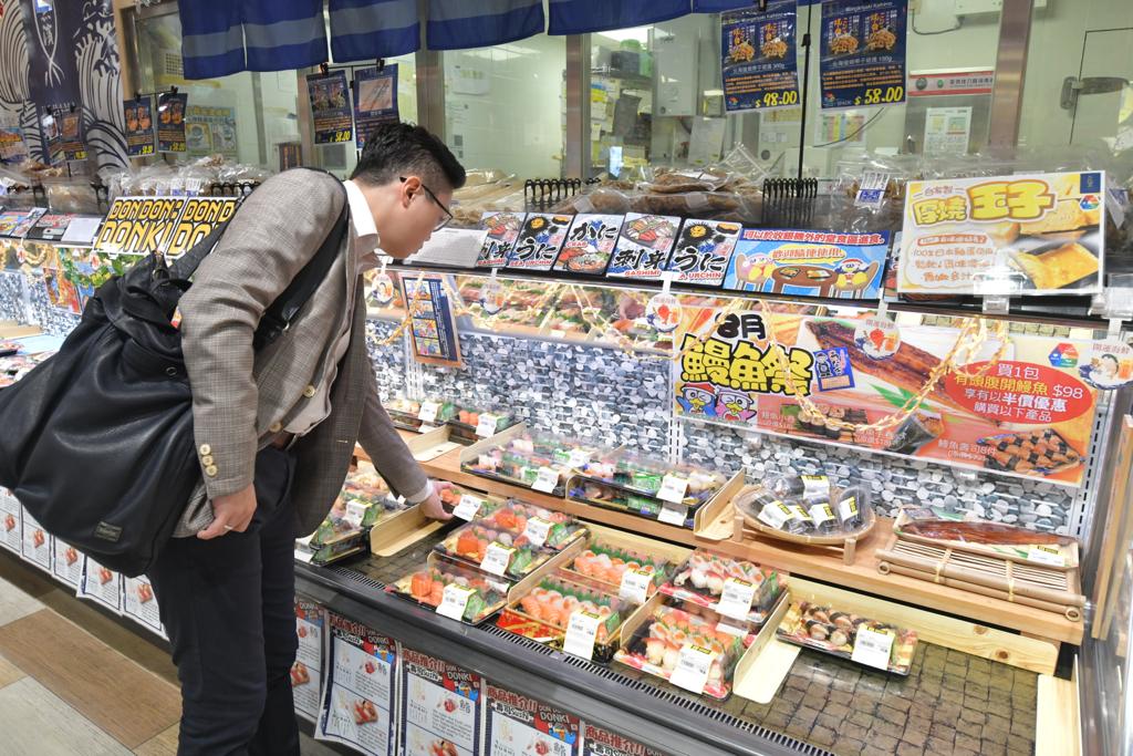 市民到日式超市購買魚生及壽司。禇樂琪攝