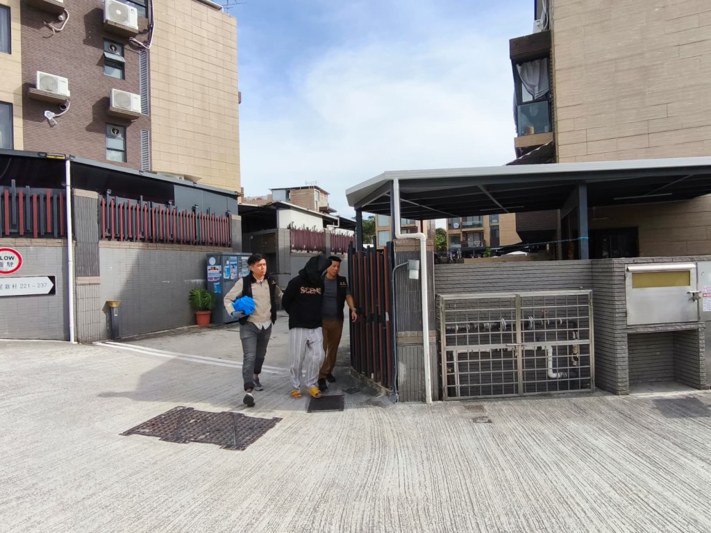 警方就火警的搜證拘捕行動。香港警察FB