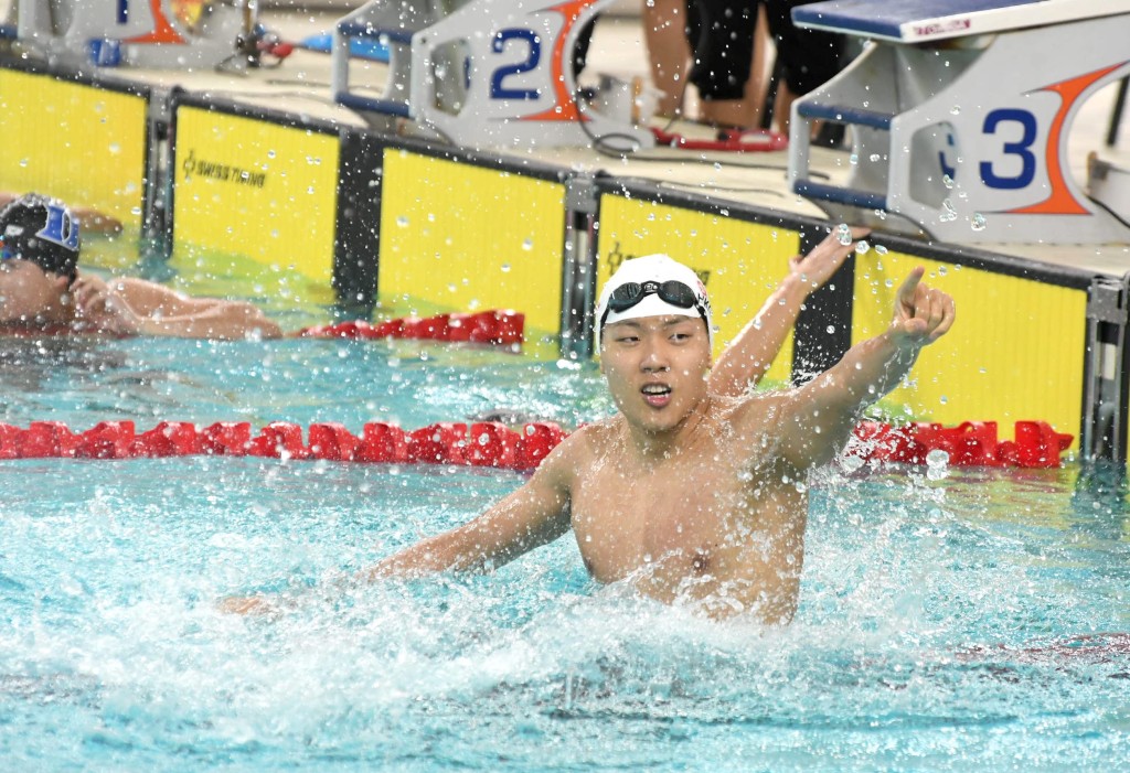 关鹏在男子100米背泳，刷新香港纪录。
