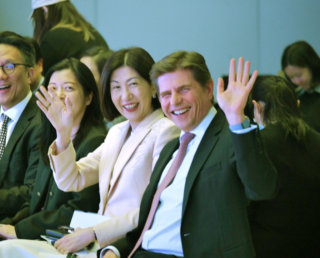 前行政总裁欧冠升卸任(左)、新任行政总裁陈翊庭(右)在业绩会上笑容满面，向记者挥手。何健勇摄