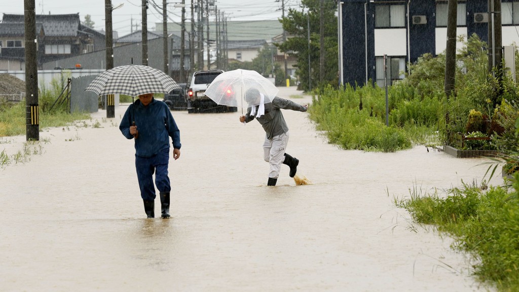 日本石川縣富山縣5級大雨,石川縣羽咋市災情。 美聯社 日本石川縣富山縣5級大雨,石川縣羽咋市災情。 美聯社