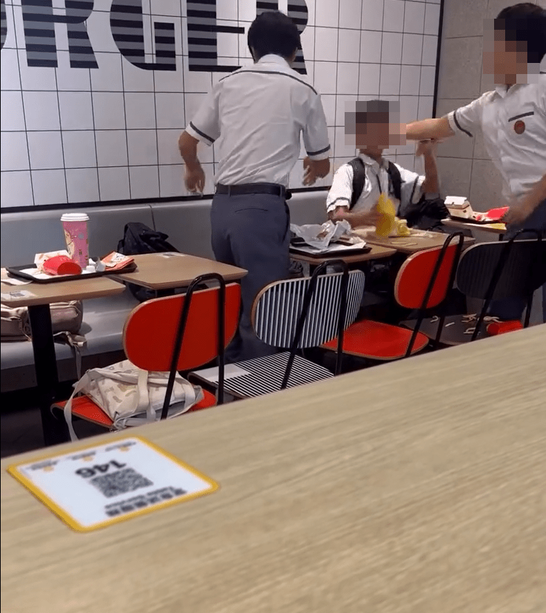 四眼男生被掌摑。fb：中港改車斗陰影片關注組