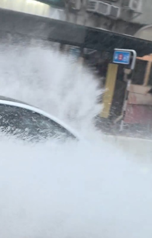 網民:黃雨啊!黃雨啊!黃雨下返工。leewah925@Threads截圖 網民:黃雨啊!黃雨啊!黃雨下返工。leewah925@Threads截圖