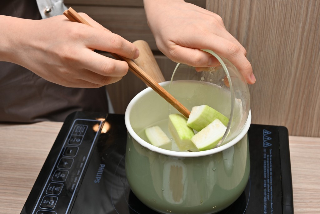 Step 6: 煲滾，加所有材料，用中火 煲滾。Bring the water to a boil, add all the ingredients, then bring to a boil over medium heat.