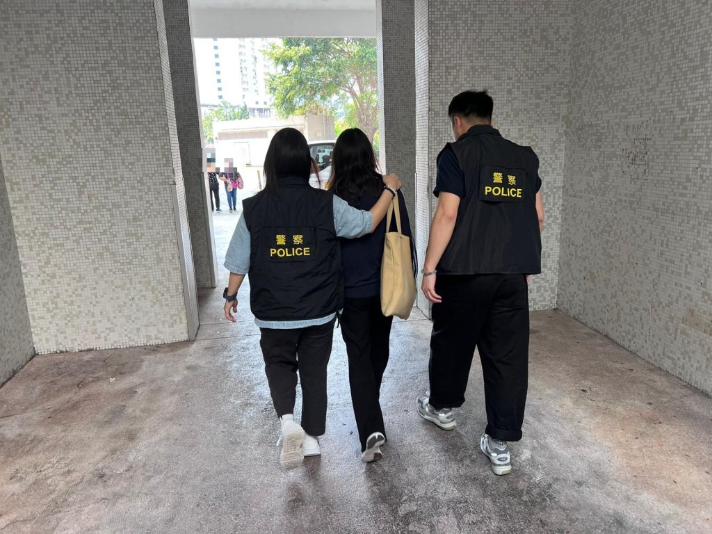 被捕女子带署调查。