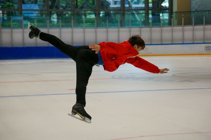 透過參加花式溜冰課程，大家有機會學懂旋轉及跳躍等動作。