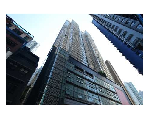 聚賢居鄰近中環銀行區、蘭桂坊及蘇豪區等，生活配套齊全。