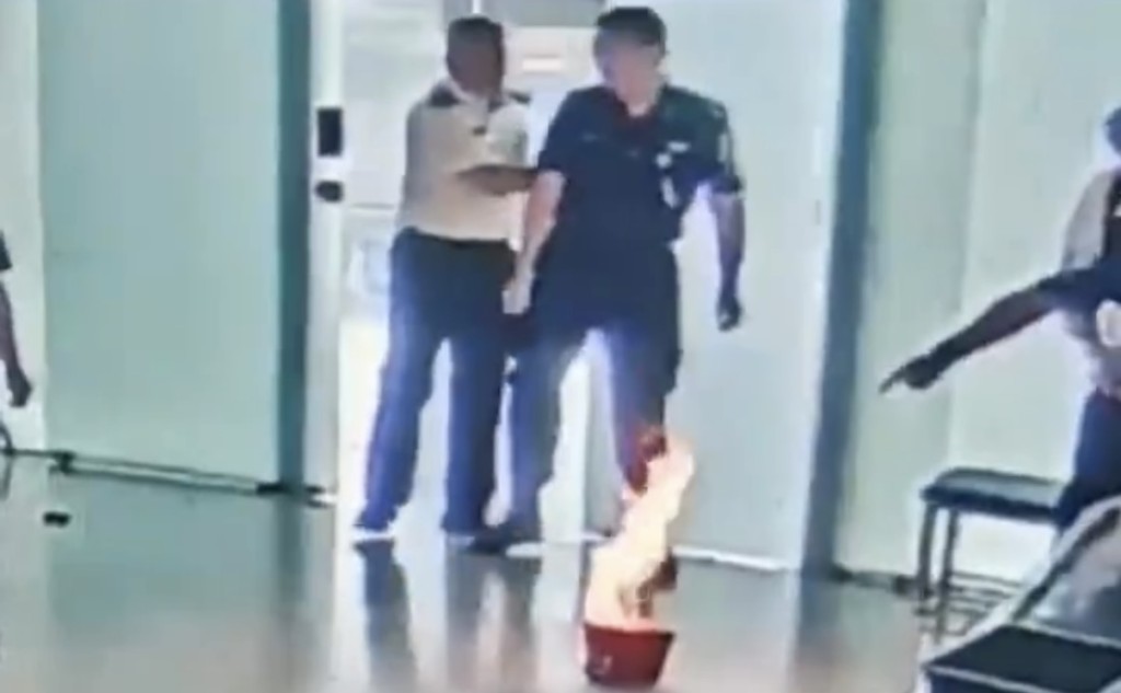 武漢男機場怒砸充電寶致起火。長江雲說法 武漢男機場怒砸充電寶致起火。長江雲說法