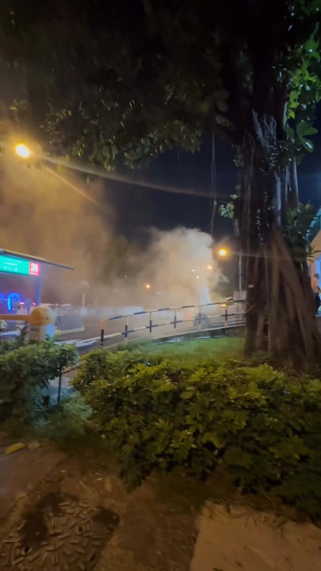 開蓬車的車頭突然起火,冒出大量濃煙。網上片段截圖 開蓬車的車頭突然起火,冒出大量濃煙。網上片段截圖