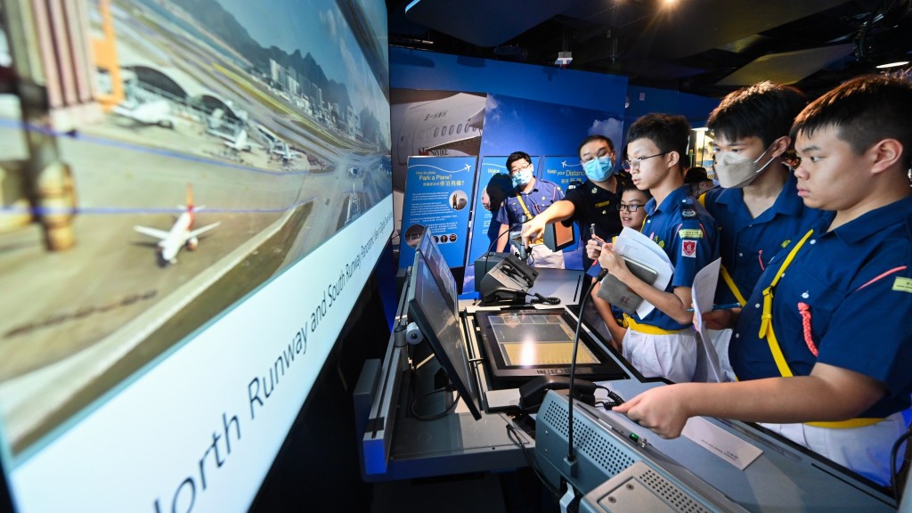 由民航处及香港交通安全队合办的「青年起航」之「航空安全知识专章」计划启动礼今日（11日）于民航处总部举行。政府新闻处