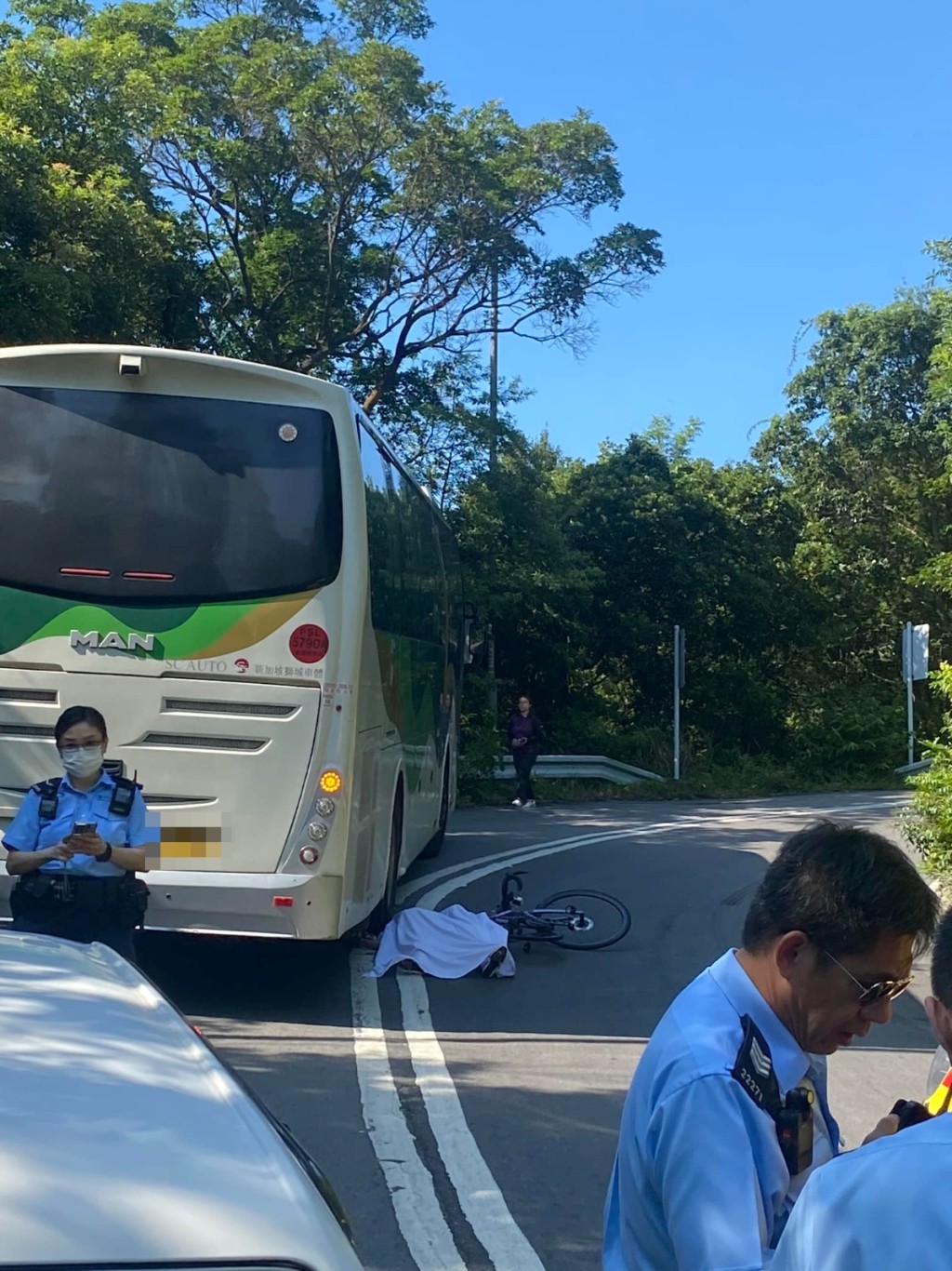 女子当场死亡，警员到场用白布覆蓋遗体。生于大澳长于大澳FB