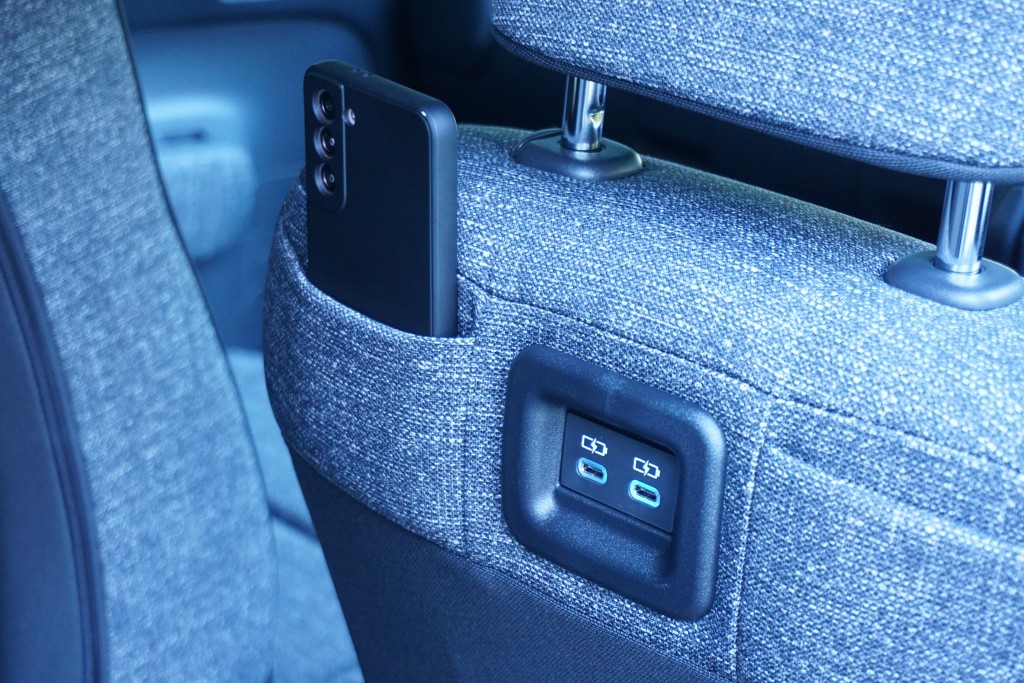 ●座背設有手機套及USB-C插座。
