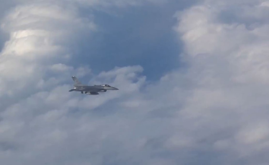 台灣跟監東部戰區的演習情況。