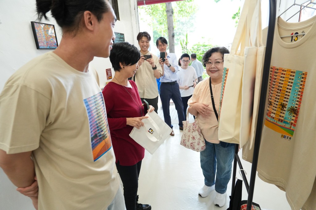 畫廊產品非常吸引,包括可自行選取屋邨畫作進行印製的T恤等。何永賢FB圖片 畫廊產品非常吸引,包括可自行選取屋邨畫作進行印製的T恤等。何永賢FB圖片