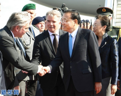 李克强抵达柏林泰格尔机场。网图