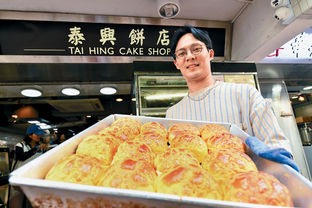 陳贊善展示新鮮出爐的菠蘿包。