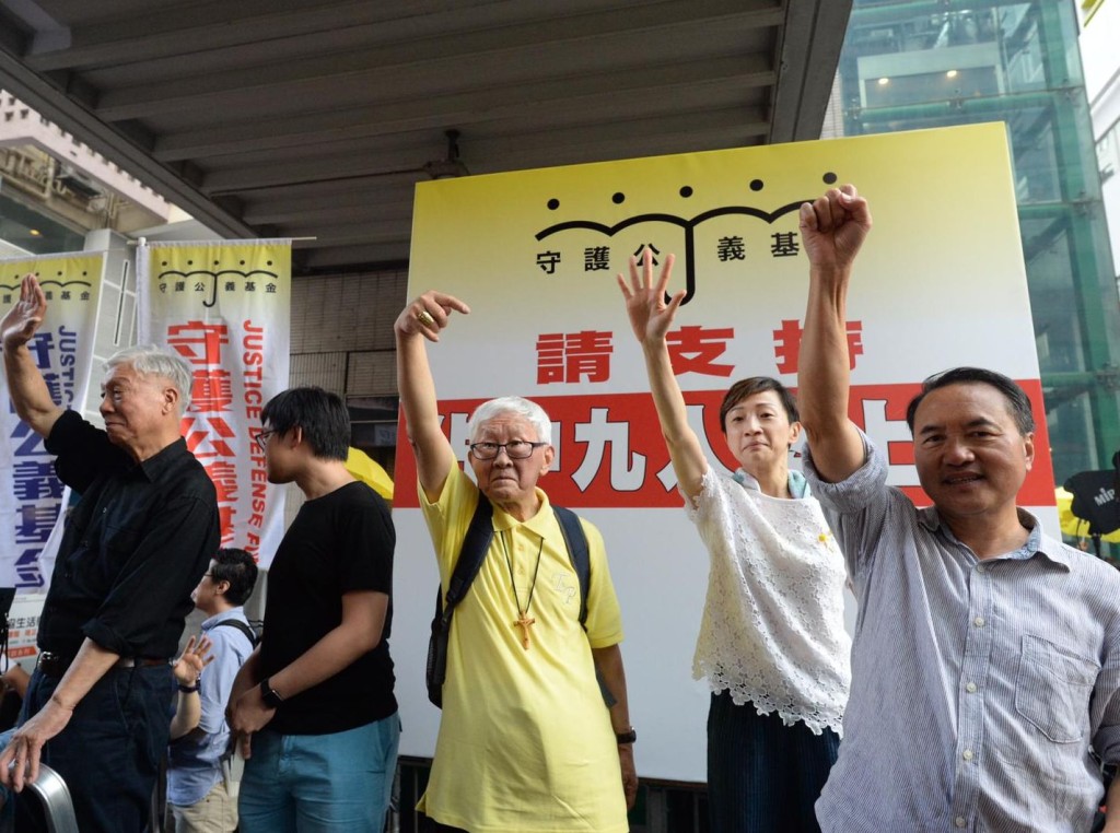 朱耀明、李永達、張秀賢及陳淑莊在街站與市民揮手。