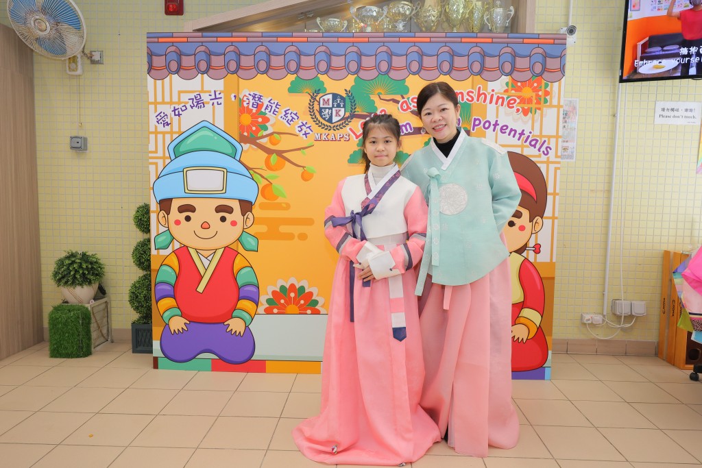 閩僑小學葉淑婷校長指透過韓服日等活動，可讓學生體驗韓國的風土民情。（圖片來源：受訪者提供）民情。