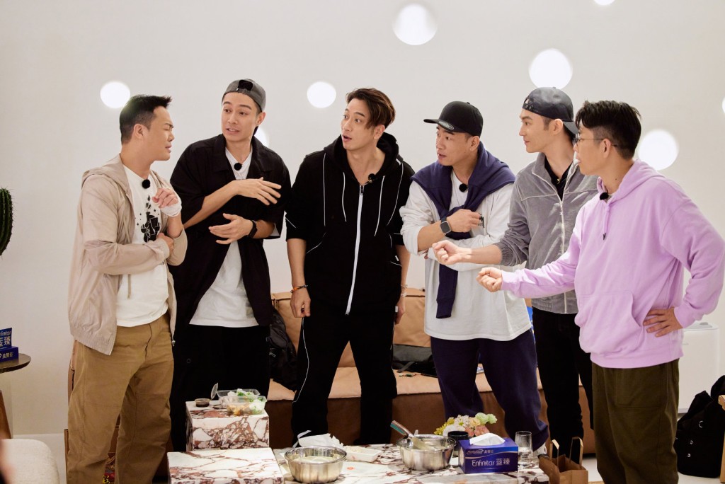 （左起）谢天华、周柏豪、吴卓羲、陈小春、张智霖、林晓峰曾拍内地综艺节目《大湾仔的夜2》。
