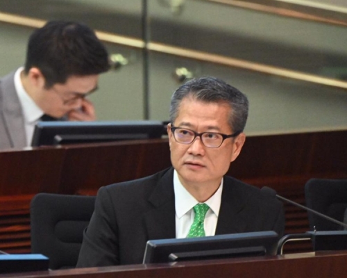 有議員促政府每人派3000元，陳茂波指年齡及退稅標準每年不同，再派錢需要再擬定標準，表明不可行。