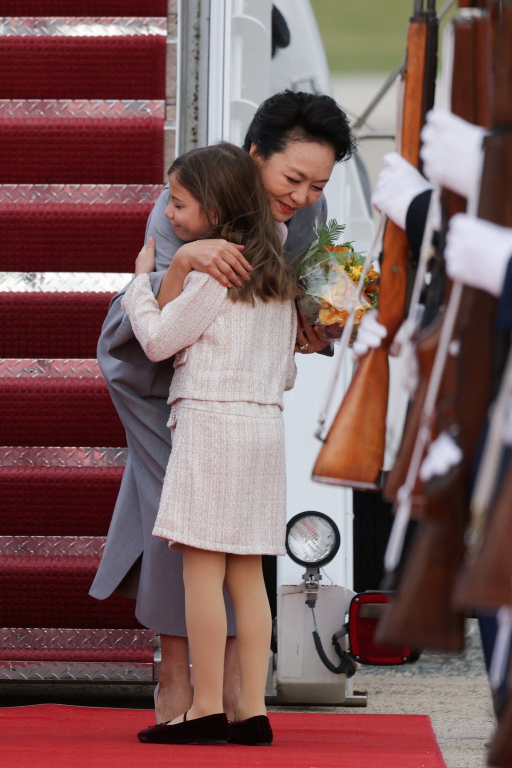美方安排了小朋友向习近平与彭丽媛献花欢迎到访。路透社
