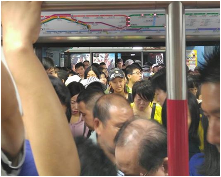 有乘客在车厢滞留。网民梁肇强图片