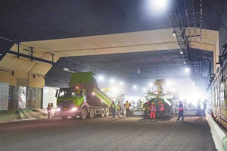深中通道海底隧道沥青路面铺装标志著项目全线路面施工转入冲刺阶段。