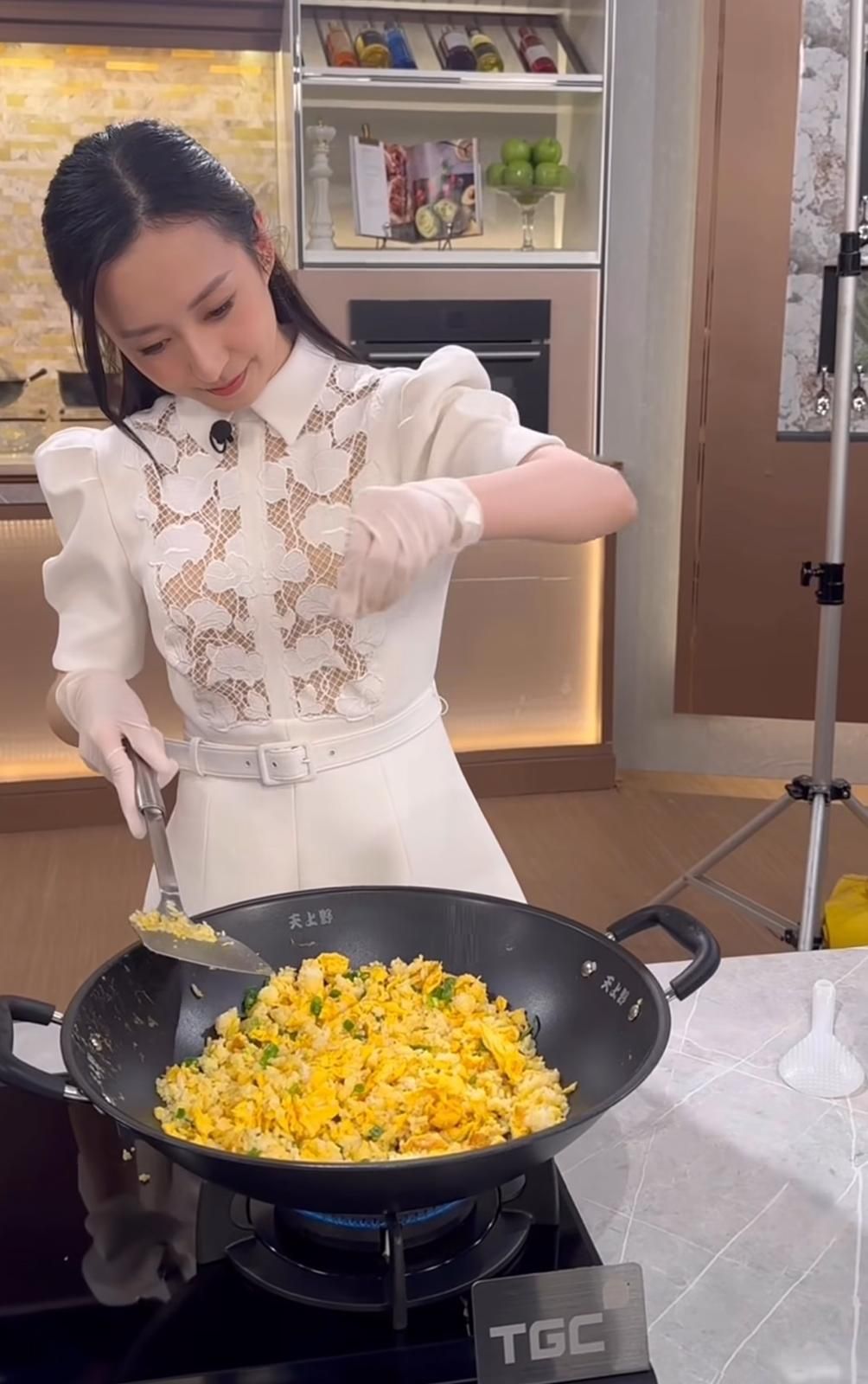 過去一年，她主要專注於主持飲食節目《在家宴客60道菜》。