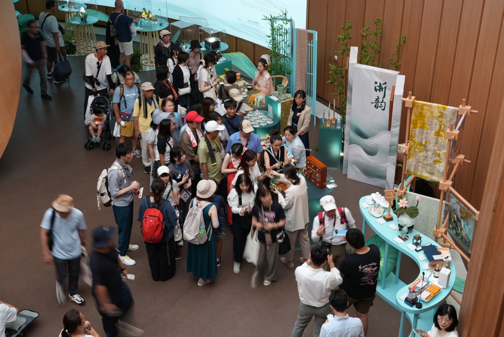 大阪世博展期過半，訪客突破千萬，圖為中國館人頭湧湧。新華社