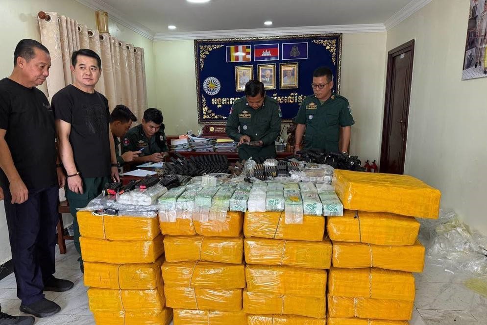 警方在行动中查获约840公斤毒品、49支长短枪及近8,000发子弹。  柬中时报