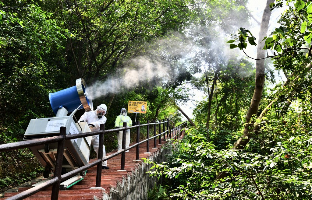食環署在山坡及階梯較多的地區使用電動爬梯機,以協助運送滅蚊及霧化設備。 食環署在山坡及階梯較多的地區使用電動爬梯機,以協助運送滅蚊及霧化設備。