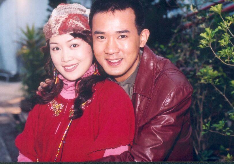2003年和梁小冰拍攝亞視劇集《萬家燈火》。