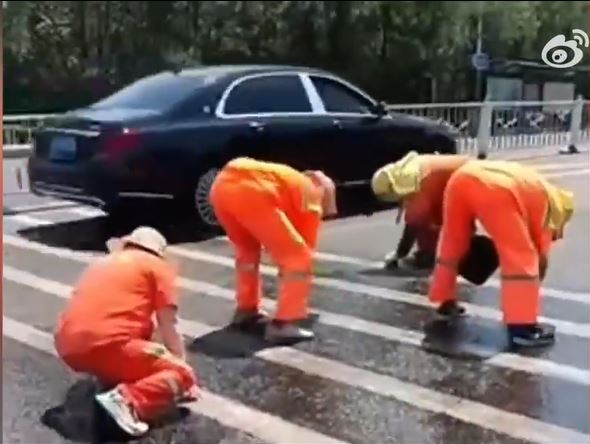大連環衛工人烈日下擦洗馬路斑馬線。