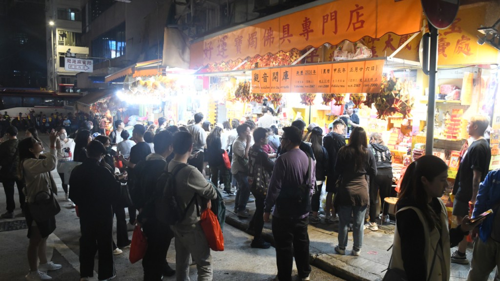 觀音借庫｜紅磡觀音廟近百市民排隊 善信買香燭祭品等待開庫