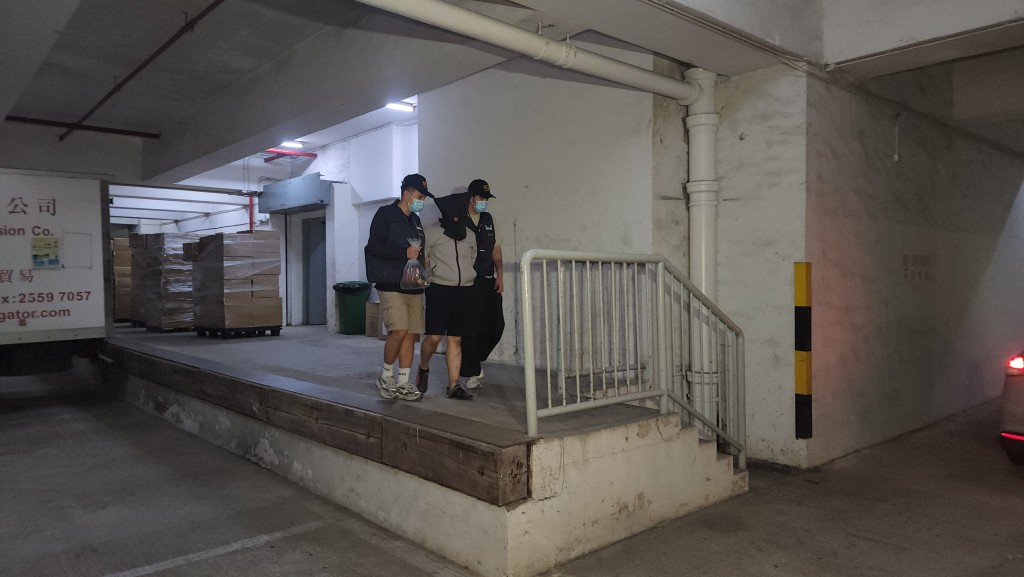 海關拘捕一名42歲男司機。黎志偉攝 海關拘捕一名42歲男司機。黎志偉攝