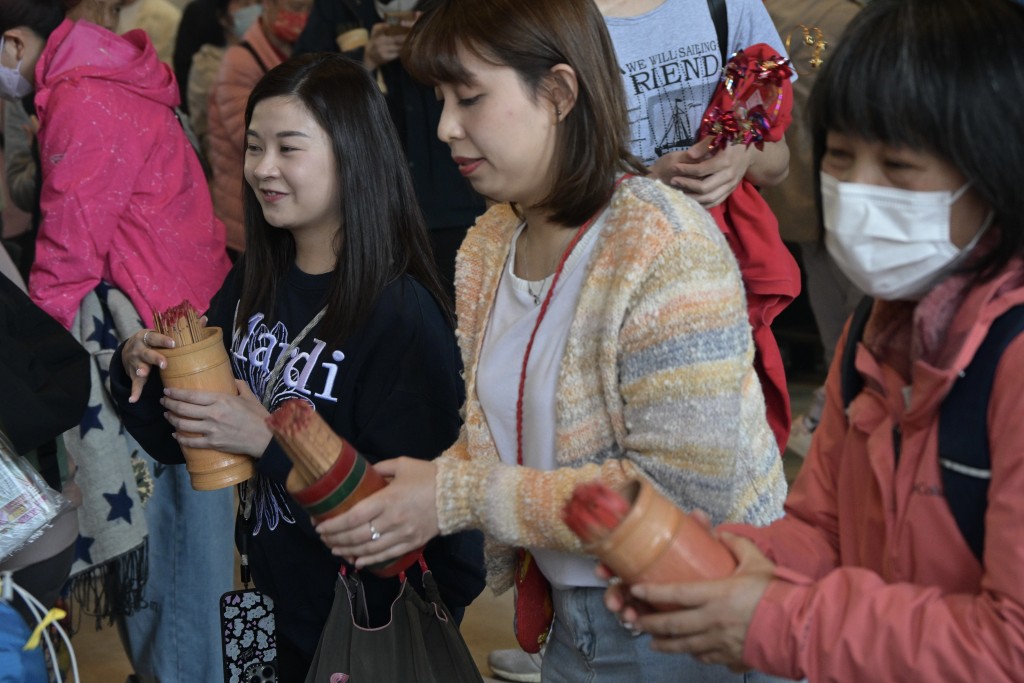 市民求签问神明指引。资料图片