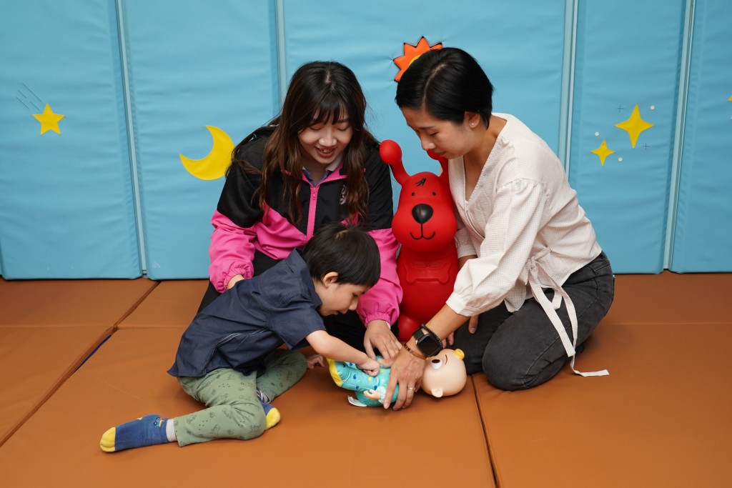 現時塱晴每星期需要到中心參與一至兩次訓練。（圖片來源：《親子王》）