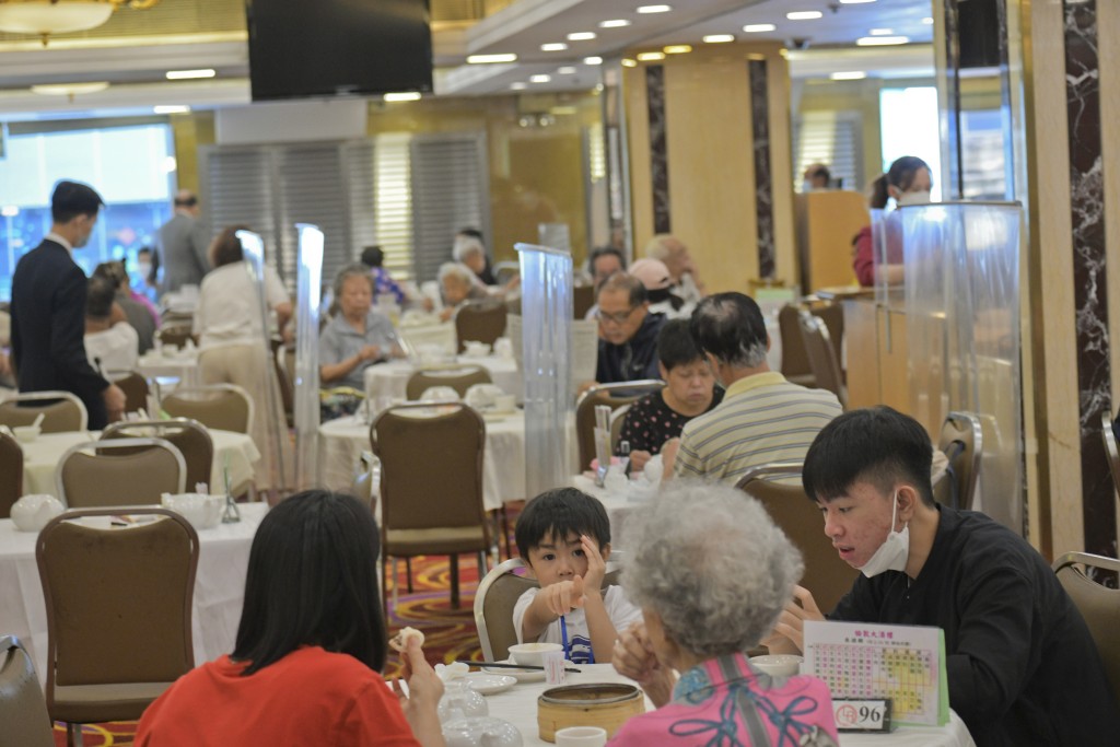 當局計劃由9月起將要求就初級廚師及侍應職位輸入外勞的僱主,在勞工處就業中心進行實地招聘。資料圖片 當局計劃由9月起將要求就初級廚師及侍應職位輸入外勞的僱主,在勞工處就業中心進行實地招聘。資料圖片