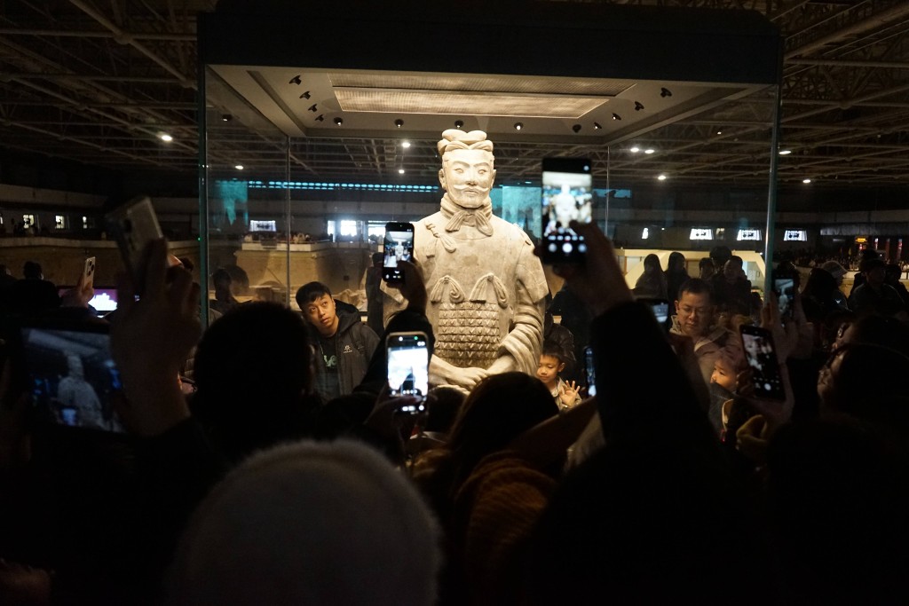 小学生能和同学一起出游学习，实在很兴奋；中学生难得放下沉重的书包，亲身走出去看看国家与世界。（资料图片）