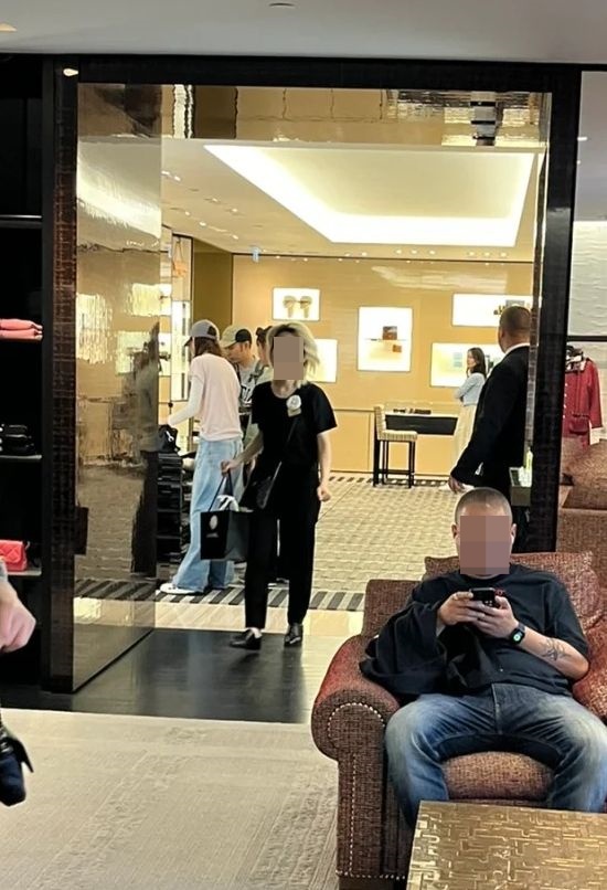 張曼玉今年7月在倫敦一間Chanel行街被網民捕獲，穿粉紅Tee、戴灰色Cap帽的她身形仍舊高䠷。
