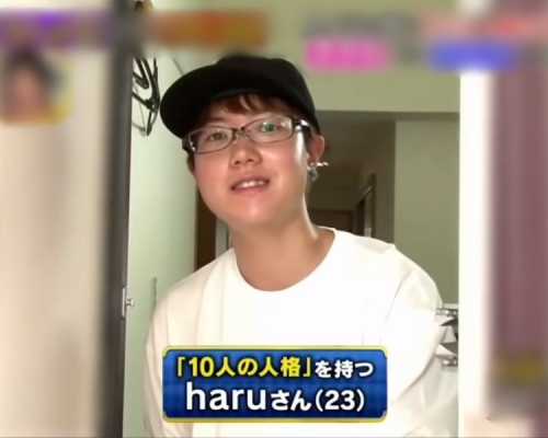 日本节目采访了一名有着10个人格的23岁少年HARU。　影片截图