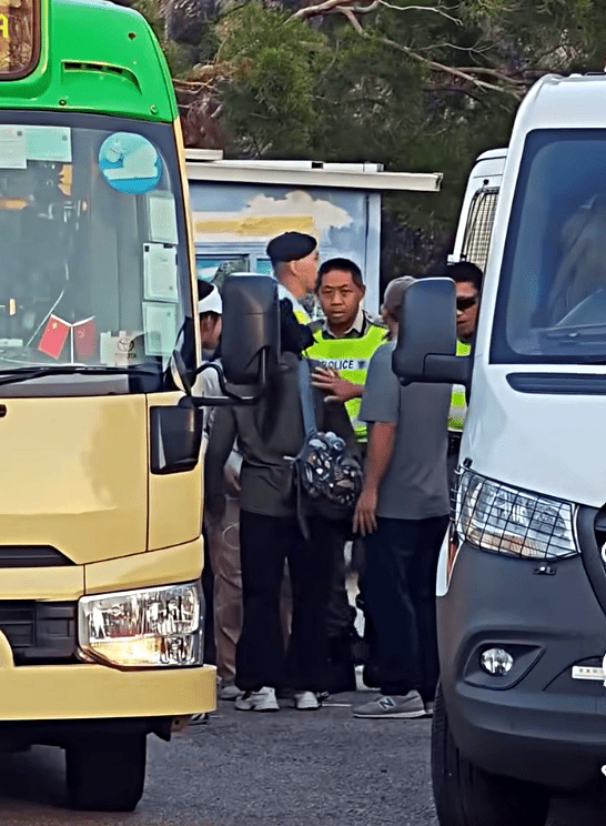 有遊客包小巴離去。fb：車cam L（香港群組）