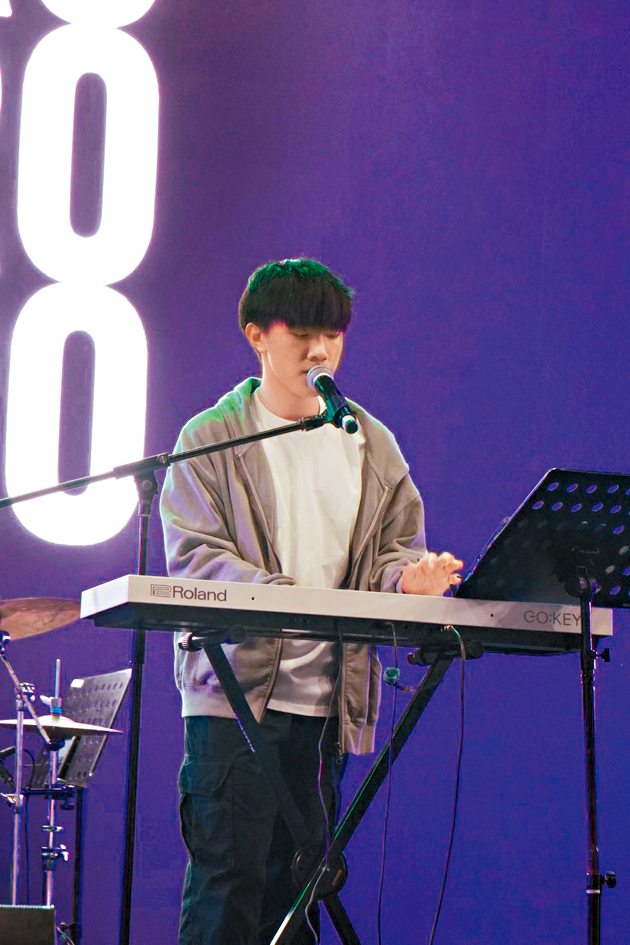 中五嘅陳晞爾擔任編曲、配樂同主唱。