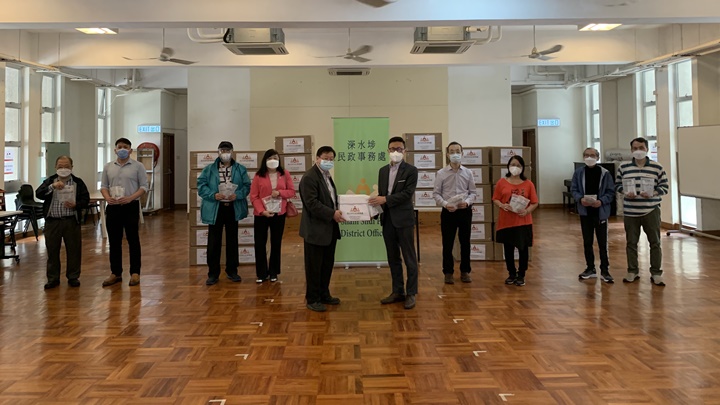 深水埗民政事務處向區內屋苑派發快速檢測包。政府新聞處圖片