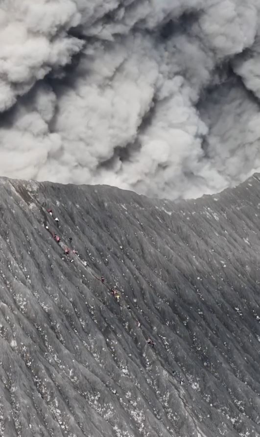 印尼的杜科諾活火山突然噴發，火山口的登山客慌忙逃生。＠Anak Esa