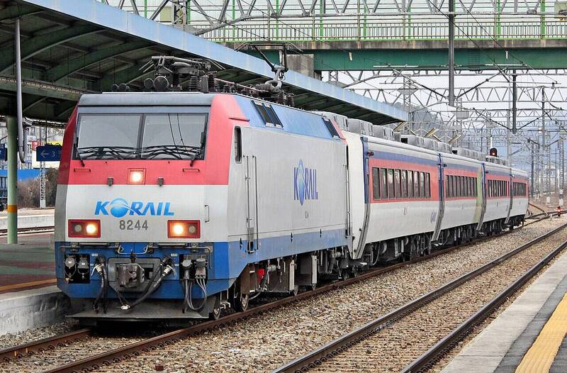 南韓有火車撞倒施工人員，釀成2人死亡，5人重傷。維基網站