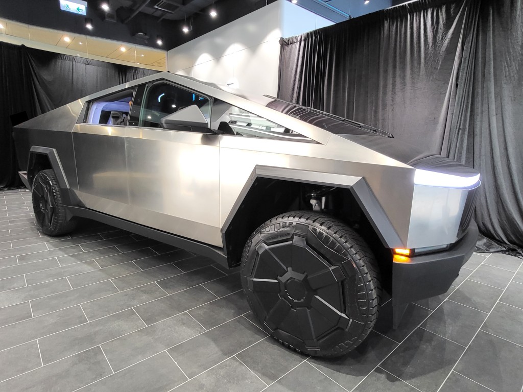 Tesla Cybertruck車身採用30X不銹鋼製造，具有防彈功能。