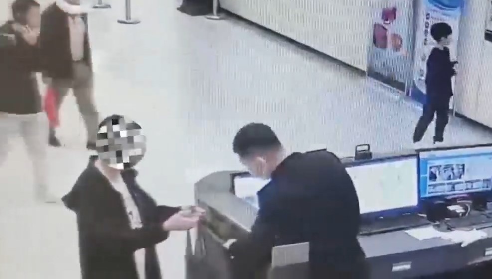 两名男女经莲塘口岸北上时，揭发现偷运燕窝。
