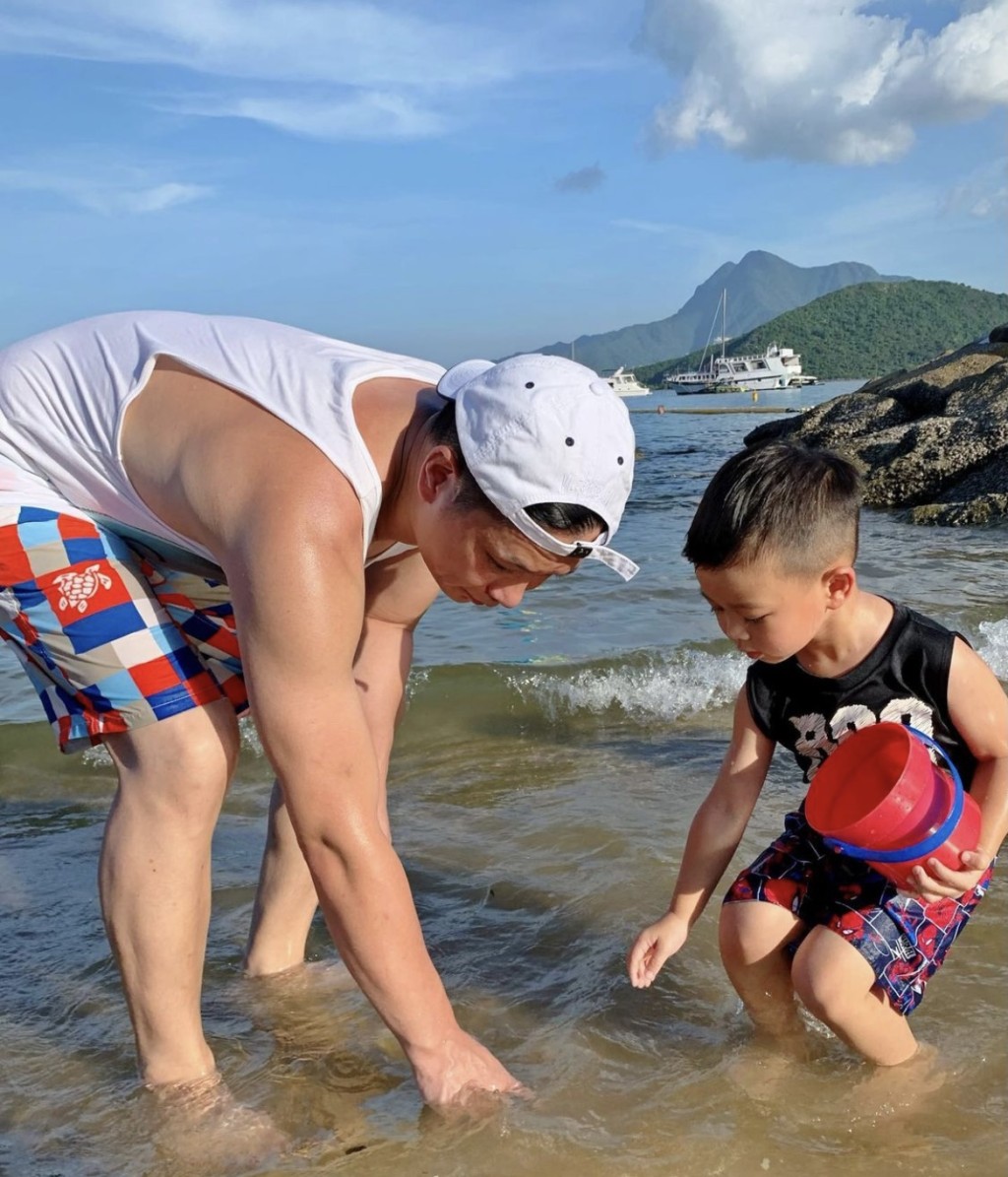 Philip陪囝囝執貝殼，果然廿四孝。
