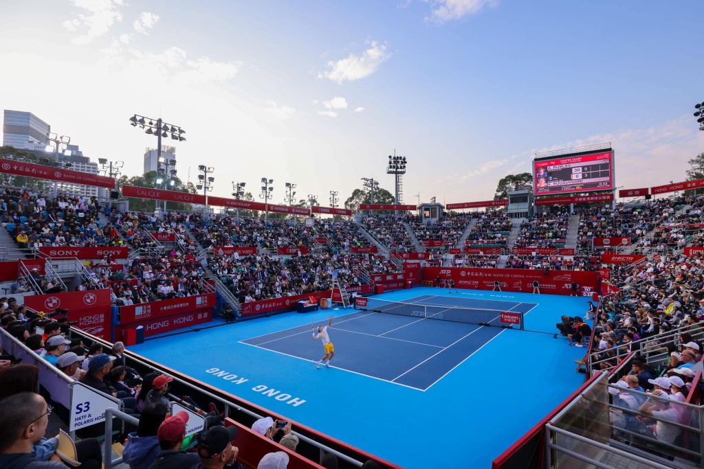 「香港网球公开赛2024」决赛，现场气氛炽热。李家超fb